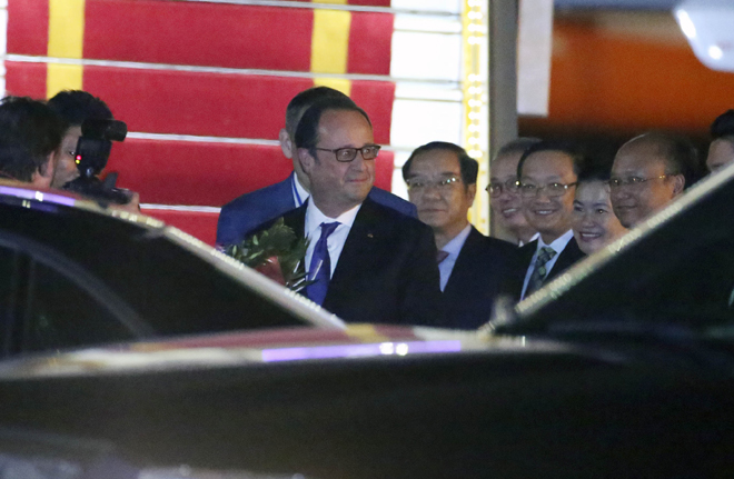 Những hình ảnh đầu tiên Tổng thống Pháp Hollande tại Việt Nam ảnh 2
